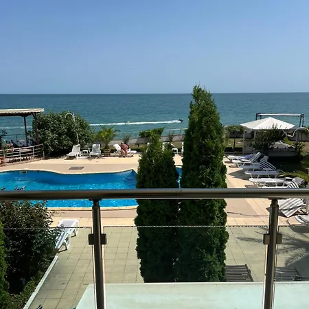 Golf Coast Boutique With Sea View דירה